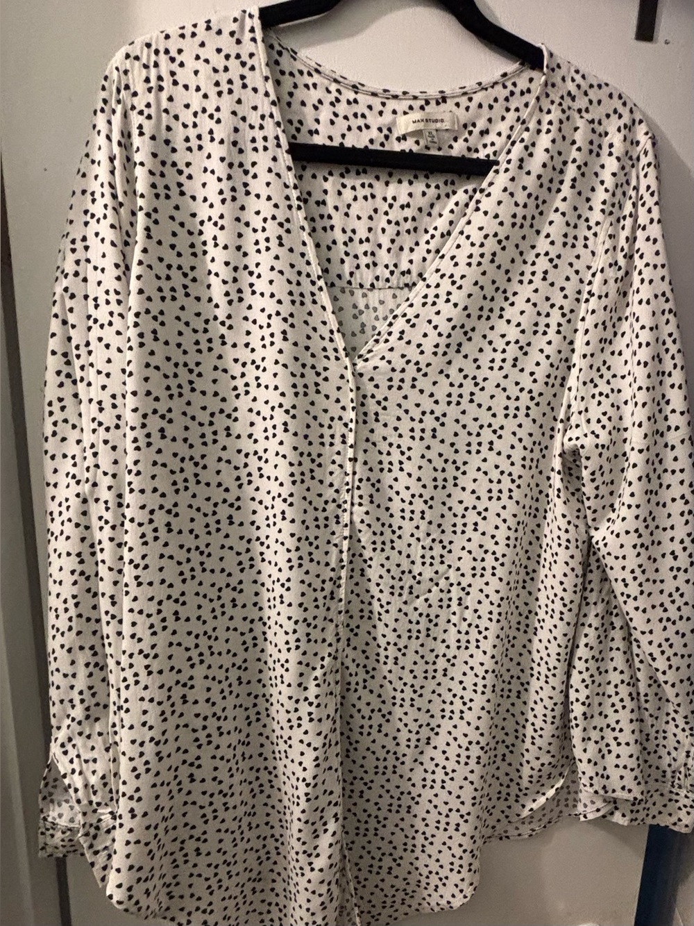 Max Studio White V-Neck Long Sleeve Blouse with Black Heart Print